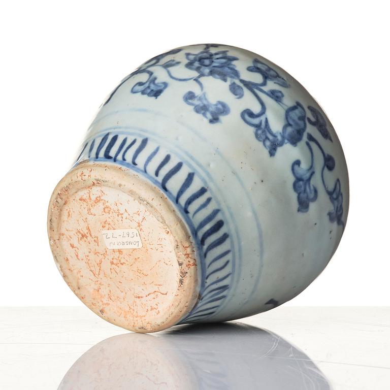 A blue and white jar and a dish, Ming dynasty (1368-1644).