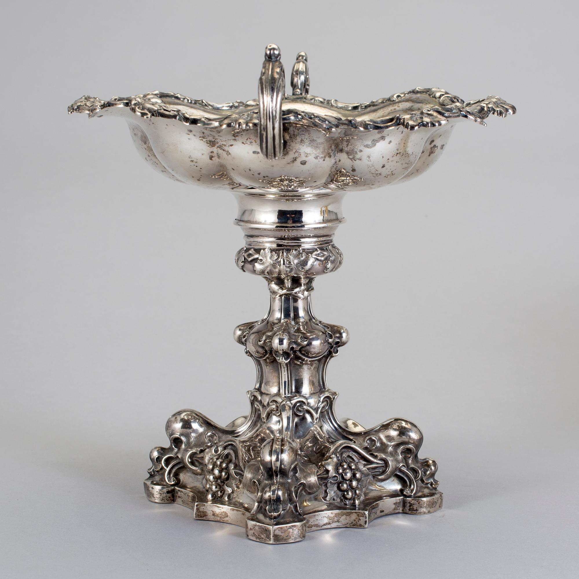 TAZZA, silver, William Lyon, Göteborg, 1856. Vikt ca 620 gram.