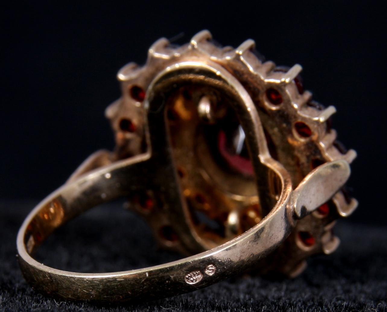 ARMBAND, HÄNGE SAMT RING, förgyllt silver samt granater. 1900-talets början.