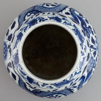 A blue and white vase with cover, Qing dynasty, 19th Century.