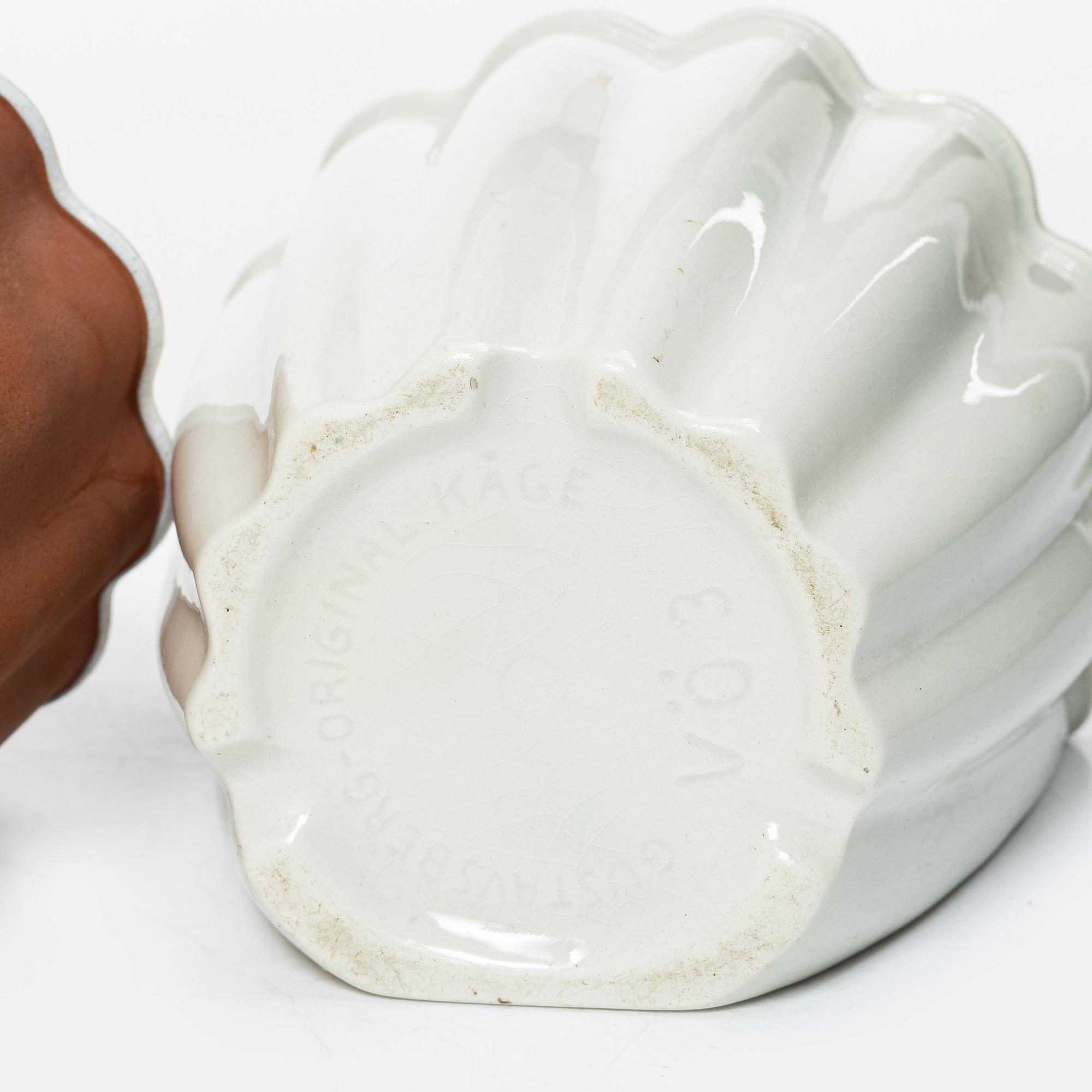 Wilhelm Kåge, four ceramic flower pots and 24 flowerpot saucers, 'Planta', Gustavsberg, 1940's/50's.