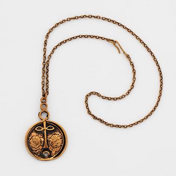 A Jorma Laine pendant with chain in bronze.