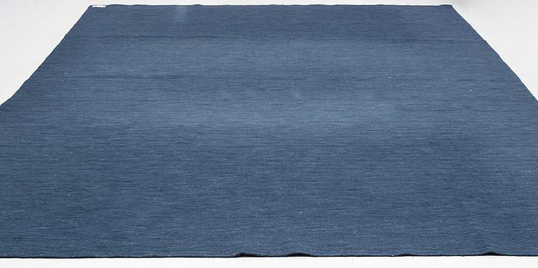 A loomed carpet, ca 400 x 300 cm.