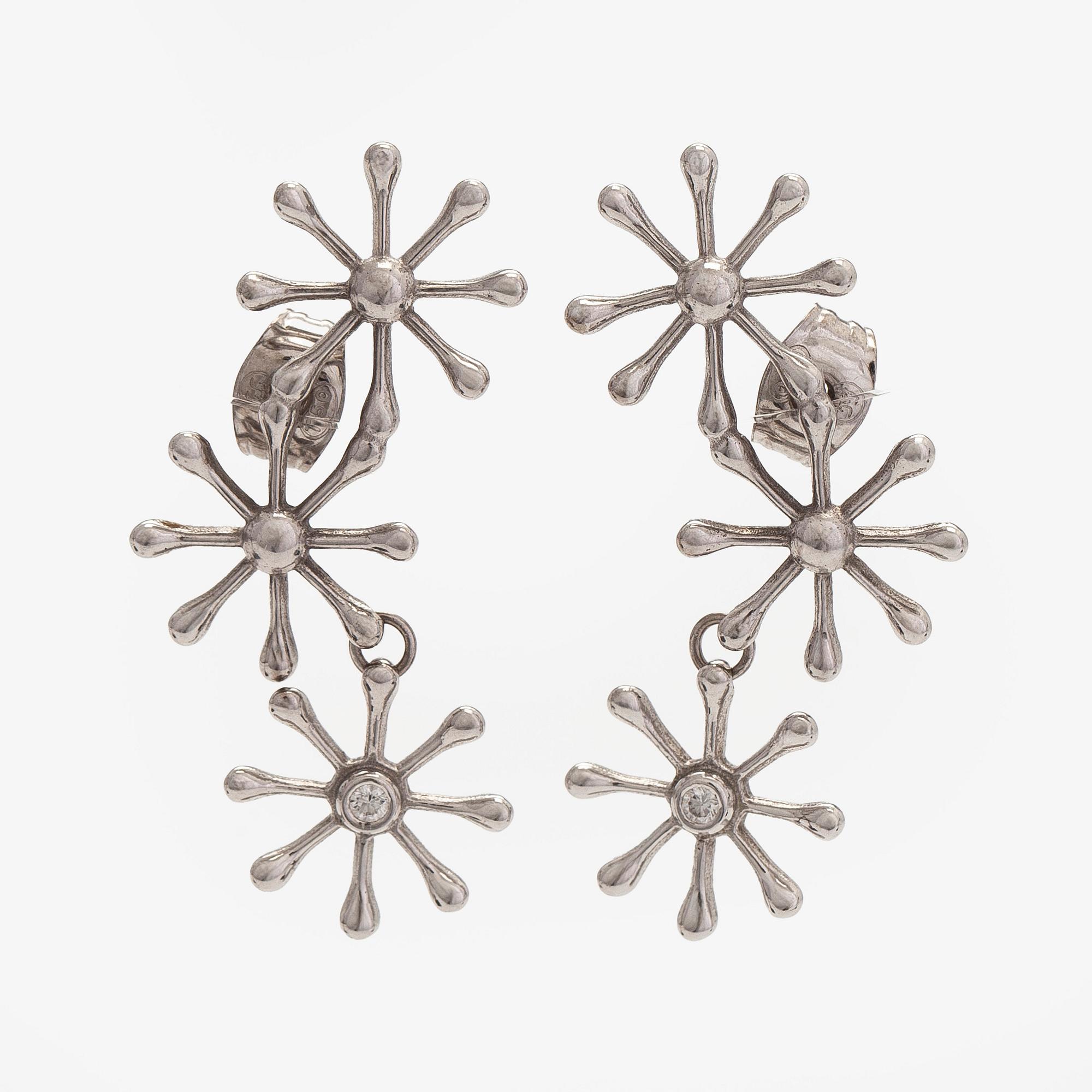 Kalevala Koru, a pair of 18K gold 'Polaris' earrings with brilliant-cut diamonds, Kirsti Doukas.