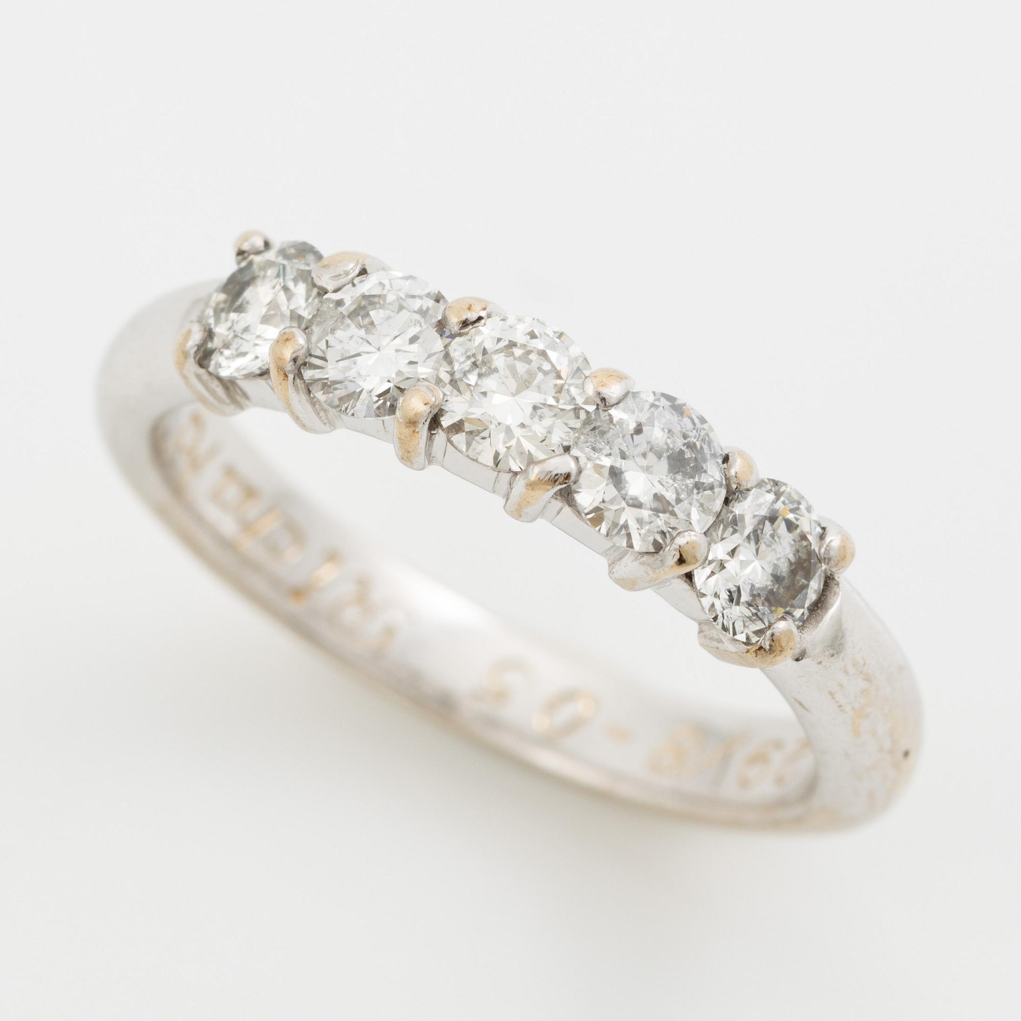 Ring in 18K white gold set with round brilliant-cut diamonds.