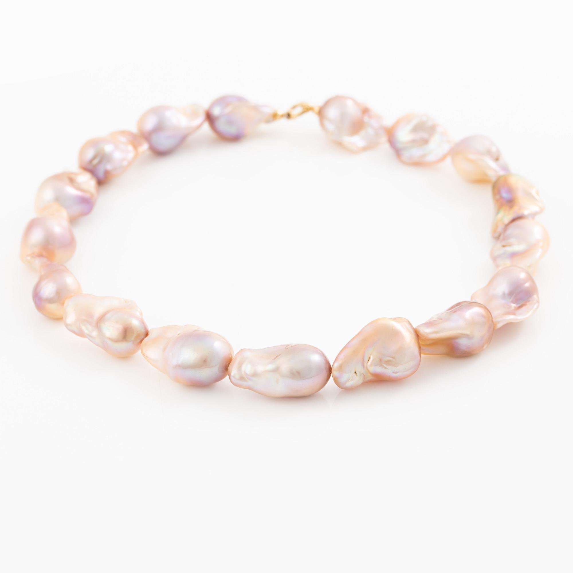 Necklace with cultured baroque rosé pearls, clasp 18K gold.