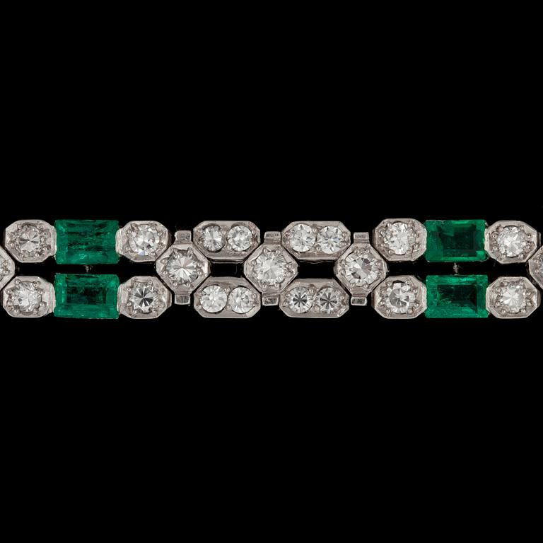 An emerald and brilliant-cut diamond bracelet. Total carat weight of diamonds circa 3.40 cts.