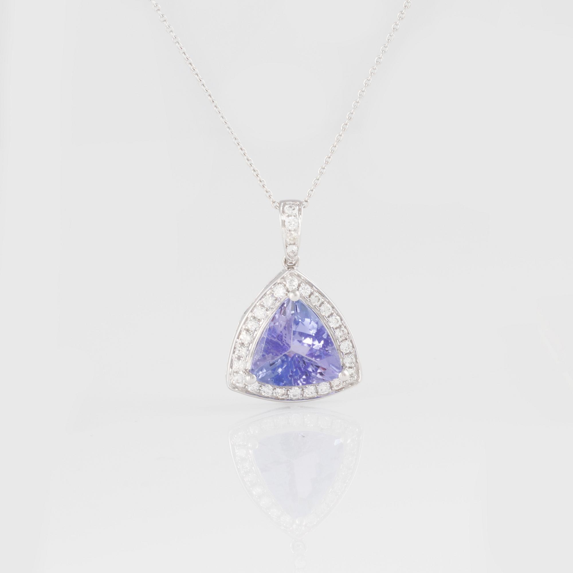 HÄNGE, med fasettslipad tanzanit ca 2.40 ct samt briljantslipade diamanter ca 0.20 ct.