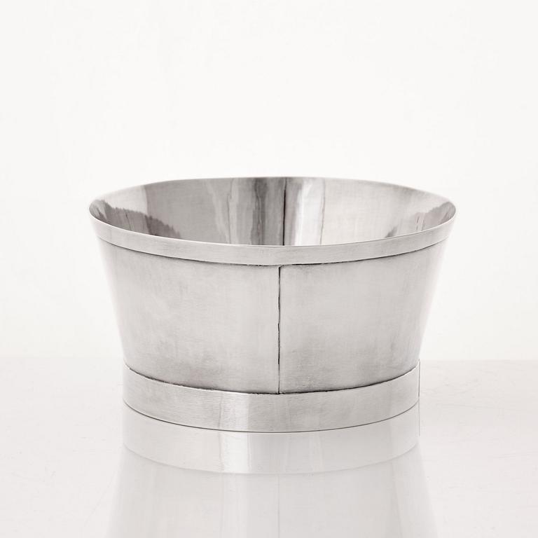 Birger Haglund, skål, Stockholm 1985, sterling, nr  2/10. Utförd i edition om 10 exemplar till Nationalmusei Vänners 75-årsjubileum.