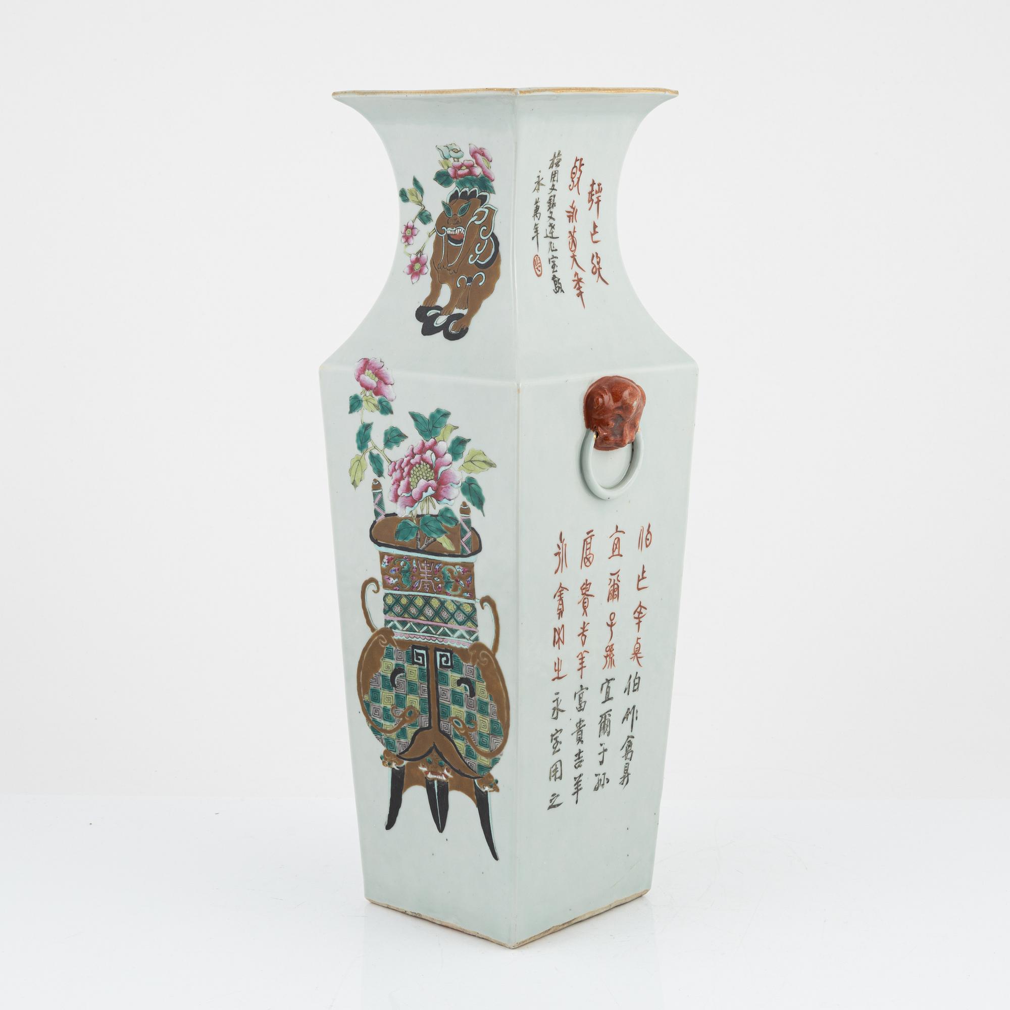 A large Chinese porcelain vase, 19th Century.