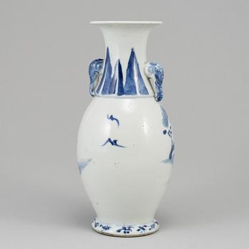 A blue and white vase, Qing dynasty, late 19th/early 20th century.