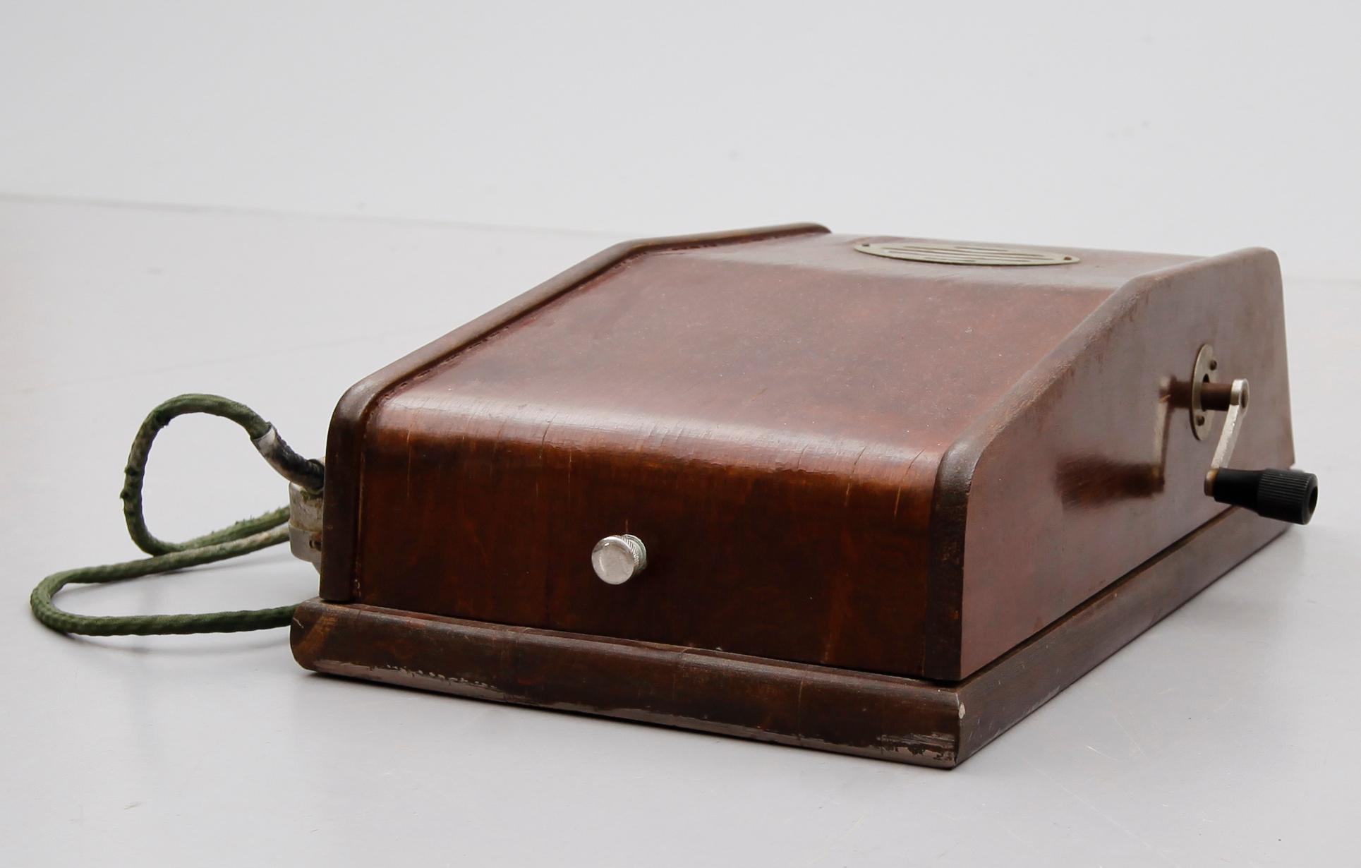 VÄGGTELEFON, 1900-talets första hälft.