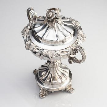 Gustaf Möllenborg, konfektskål med lock, silver, Stockholm, 1851. Nyrokoko.