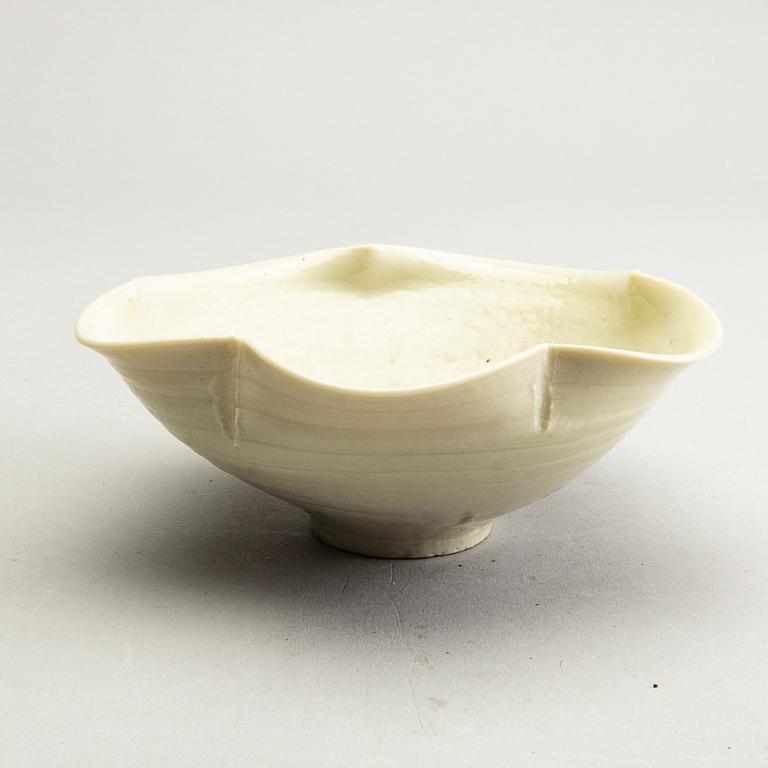 A white glazed jar with cover and a bowl, presumably Song dynasty (960-1279).