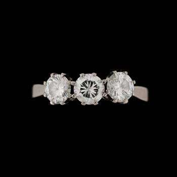 RING, 18k vitguld med 3 briljantslipade diamanter tot ca0,92ct enl gravyr. Vikt 3g.