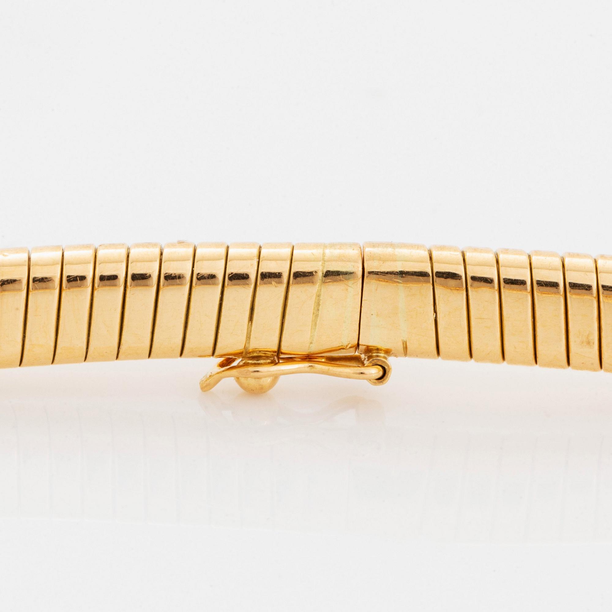 An 18K gold necklace set with a round brilliant-cut diamond.