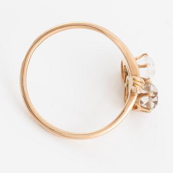Ring, 14K guld med vita stenar.