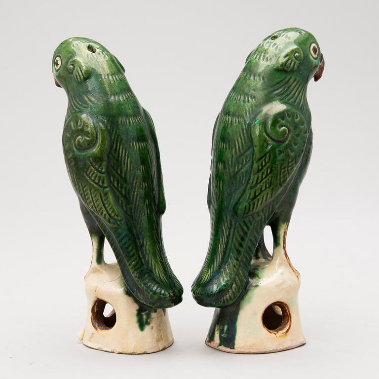 A pair of 19th Century parrot figurines in porcelain, China.