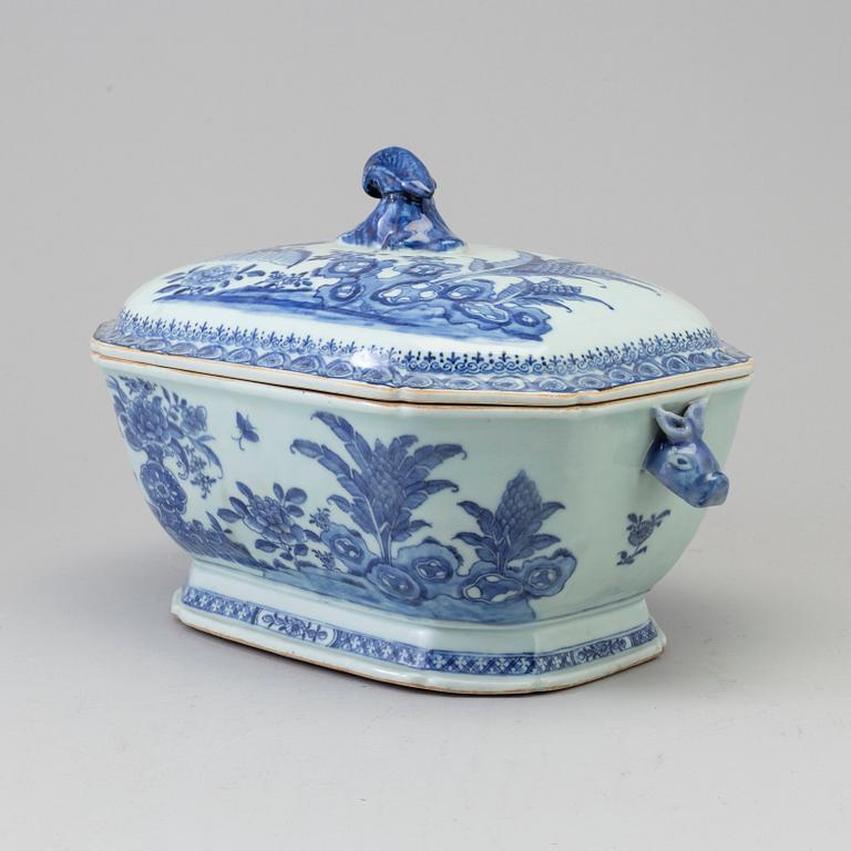 A blue and white tureen with cover, QIng dynasty, Qianlong (1736-95).