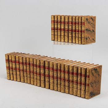 Med 101 graverade planscher från resor, inkl. Cooks, 1780-1801, (32 vol.).