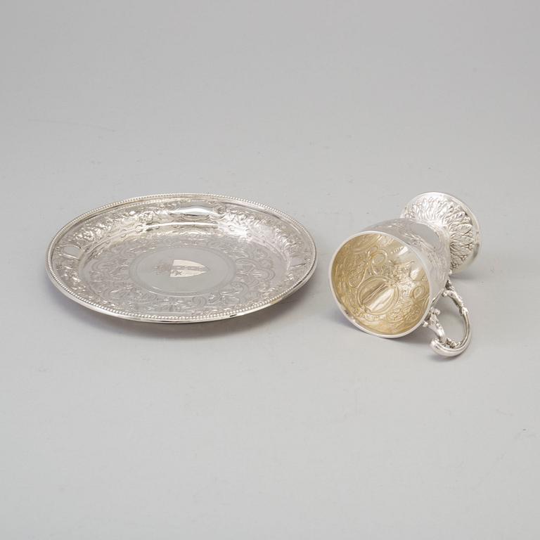 KOPP och FAT, silver, fatet stämplat Henry Holland London, 1878.