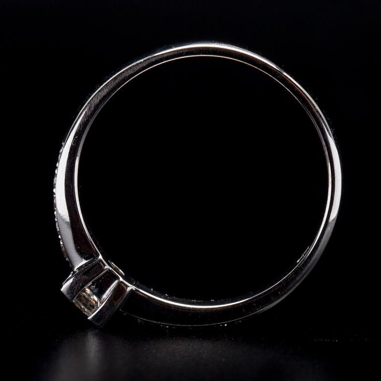 RING, vitguld 14K, mittsten princesslipad diamant 0,19 ct, sidostenar tot. 0,15 ct. Vikt 2,9 g.