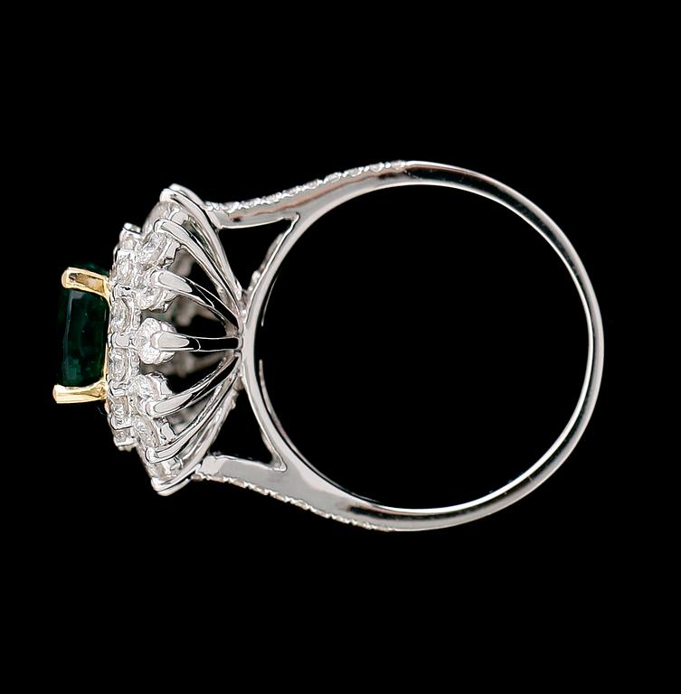 RING, 18 k guld, briljantslipade diamanter tot ca 1.32 ct, grön smaragd ca 2.30 ct.