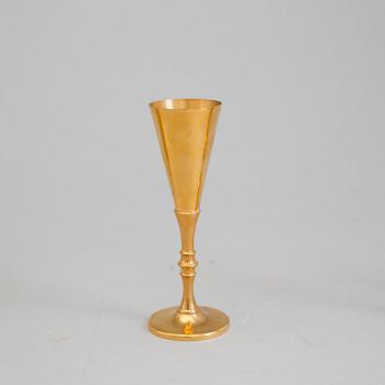 PIERRE FORSSELL, plunta, förgylld mässing, Skultuna, samt snapsglas, 5 st förgylld mässing, Skultuna. 1989-96.