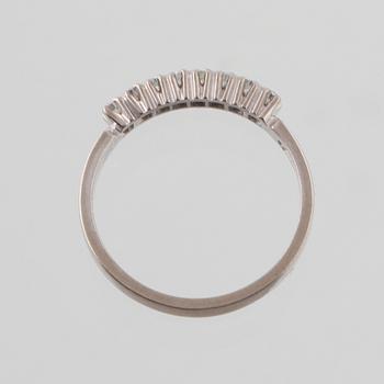 RING, 18K vitguld med 8 briljantslipade diamanter, 0.30 ct, Juvel Magnus, Göteborg, 1993.  Vikt 3,3 gram.