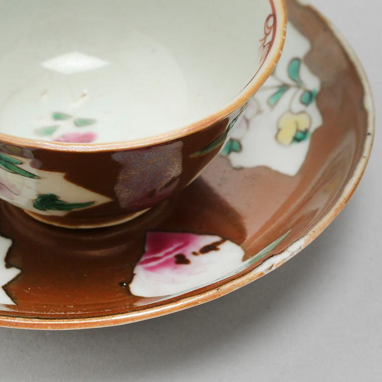 A porcelain teapot and seven cups from China, 18th century.