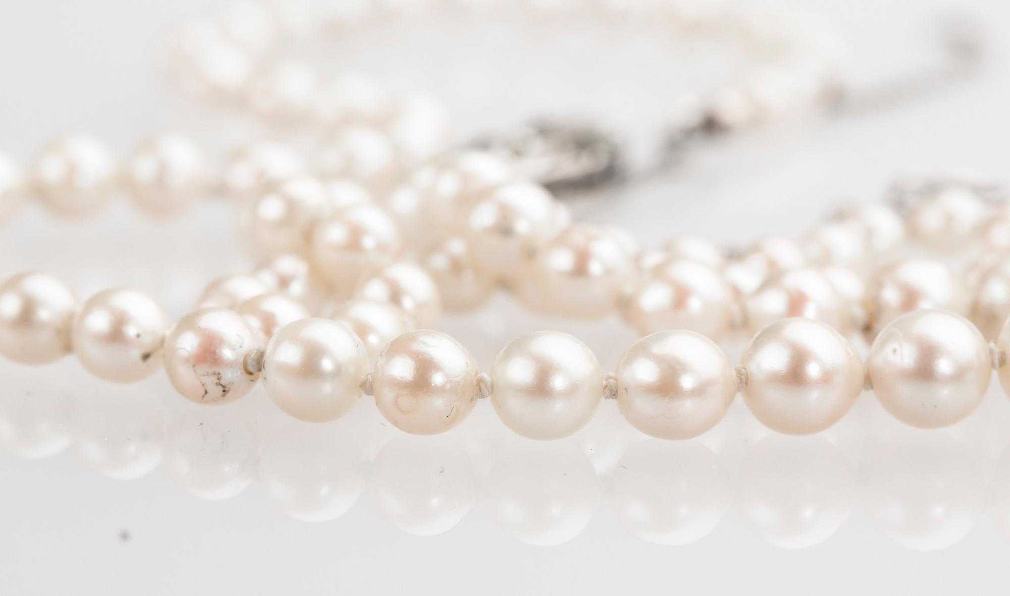 PÄRLCOLLIER, odlade saltvattenspärlor, silverlås med markasiter.