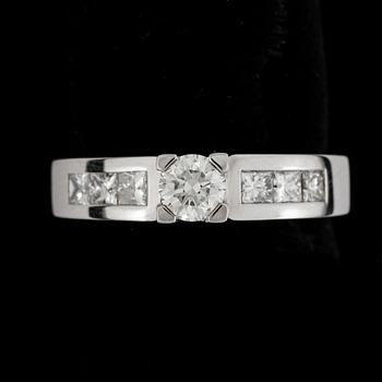 RING, 14k vitguld med briljantslipad diamanter ca0,43ct och prinsesslipade diamanter tot ca0,57ct. Vikt 5,9g.