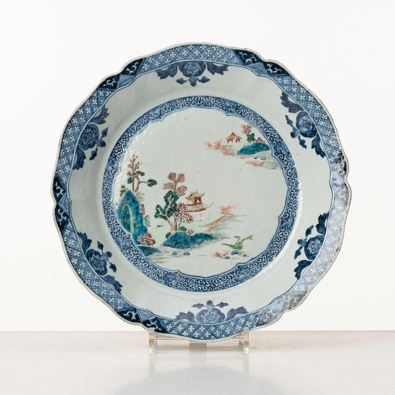 A part dinner service, Qing dynasty, Qianlong (1736-95). (19 pieces).