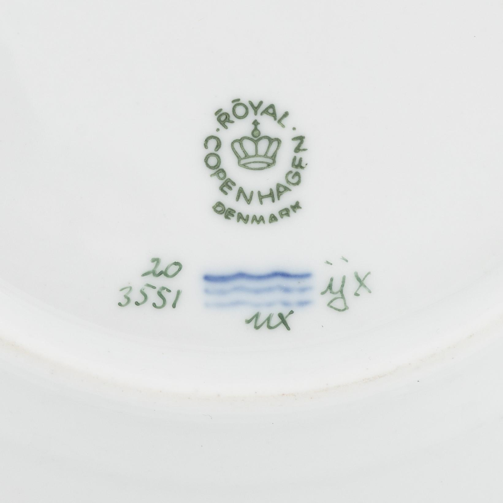 Assiett samt äggkopp, "Flora Danica", Royal Copenhagen, Danmark, 1985-1991.