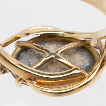 Ring, 18k guld med opal och briljantslipade diamanter.