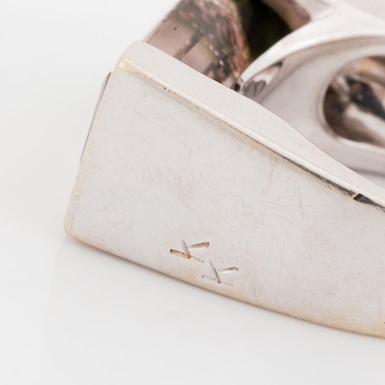 Tina Karlsson ring 18K vitguld med en trappslipad turmalin.