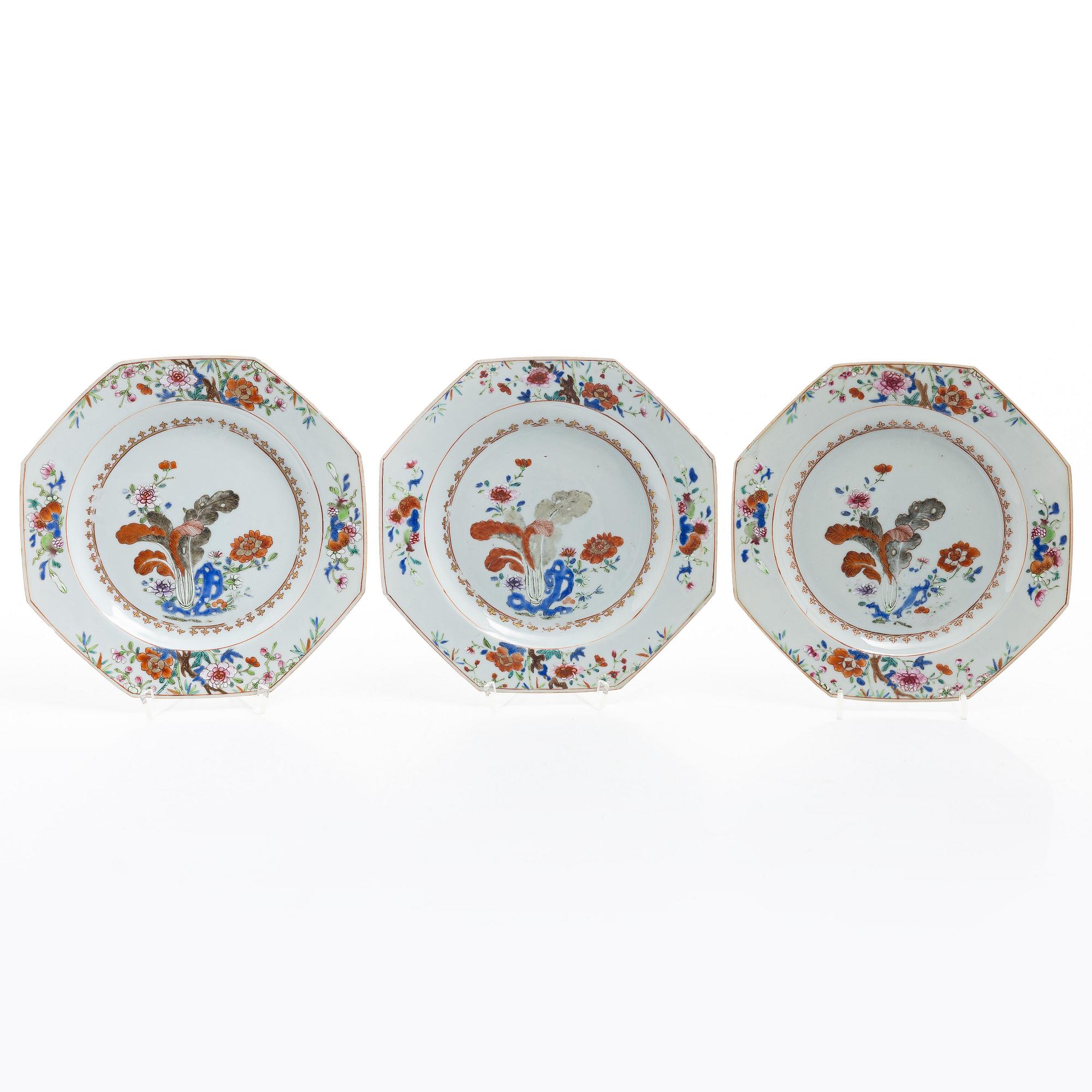 Fat samt tallrikar, tre stycken, porslin. Qingdynastin, Qianlong (1736-95).