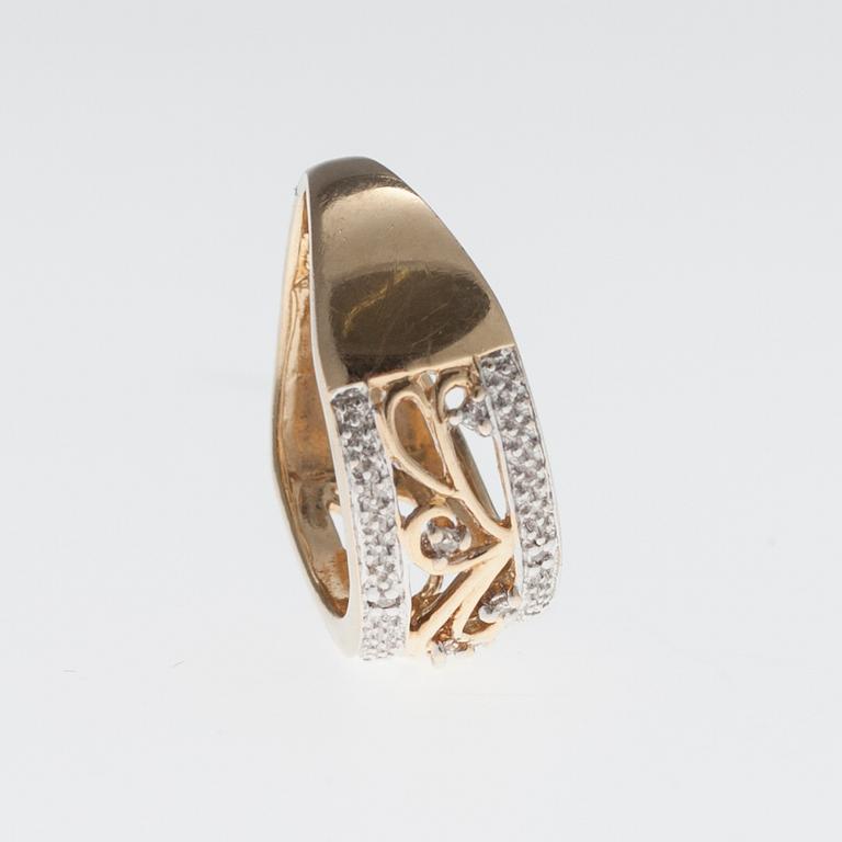 RING, 14K guld, små diamanter, tot. ca 0,10 ct. Vikt 3,1 g.