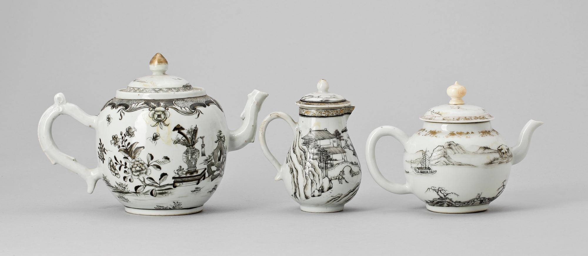 TEKANNOR, 2 st samt GRÄDDKANNA, kompaniporslin. Qing dynastin, Qianlong (1736-95).