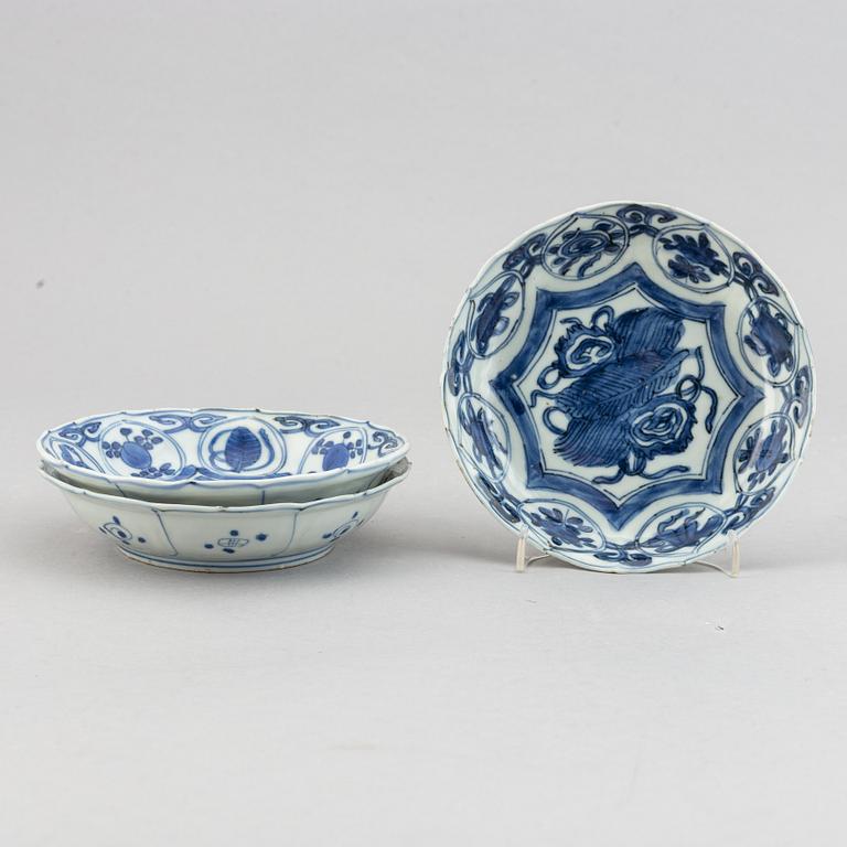 A group of three blue and white kraak dishes, Ming dynasty, Wanli (1572-1620).