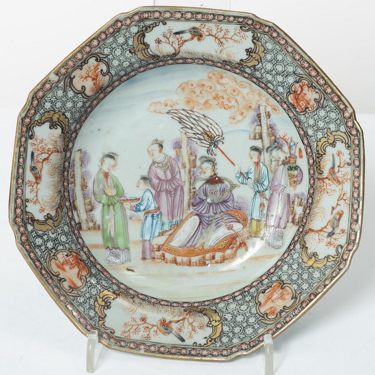 Fat, koppar, två stycken samt snusflaska, porslin. Qingdynastin, 1700/1800-tal.