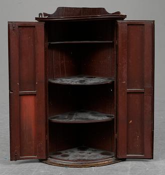 HÖRNSKÅP. 1700/1800-tal.