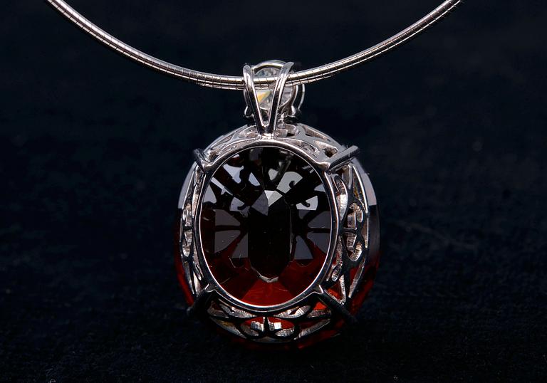 A NECKLACE, garnet c. 30 ct, brilliant cut diamond c. 0.52 ct. Weight 12 g.