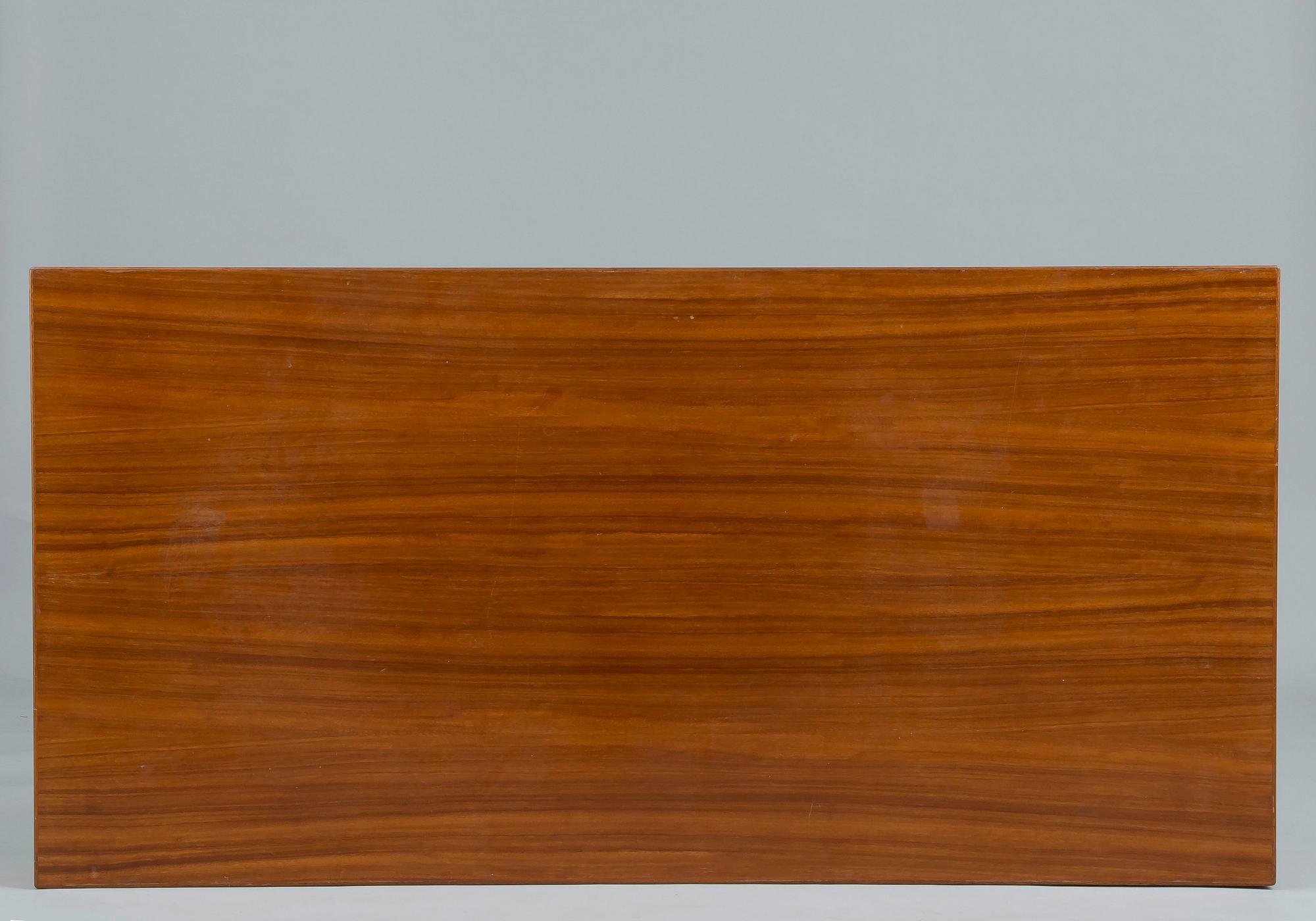 Alvar Aalto, A TABLE.