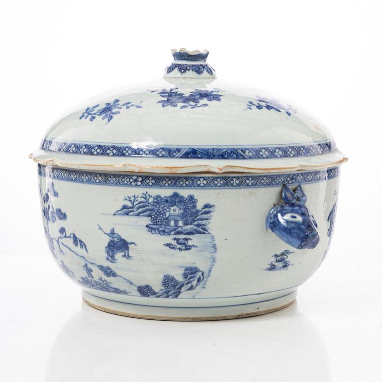 A large blue and white tureen, Qing dynasty, Qianlong (1736-95).