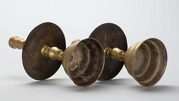 LJUSSTAKAR, ett par, mässing, barock, tidigt 1700-tal.