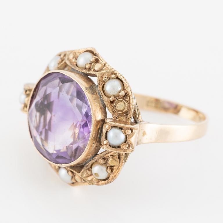 Ring, 14K gold with amethyst and pearls.