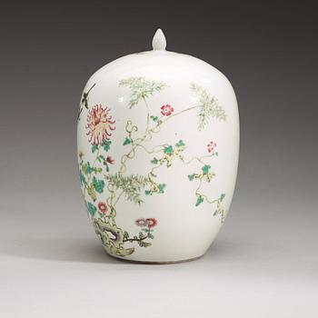 A famille rose vase with cover, late Qing dynasty.