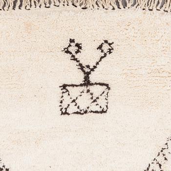 A MOROCCAN BENI OURAIN CARPET. Circa 490x305 cm.