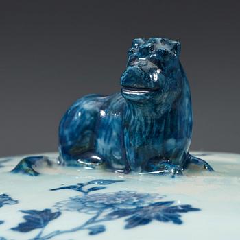 An export porcelain blue and white tureen and cover, Qing dynasty, Qianlong (1736-1795).
